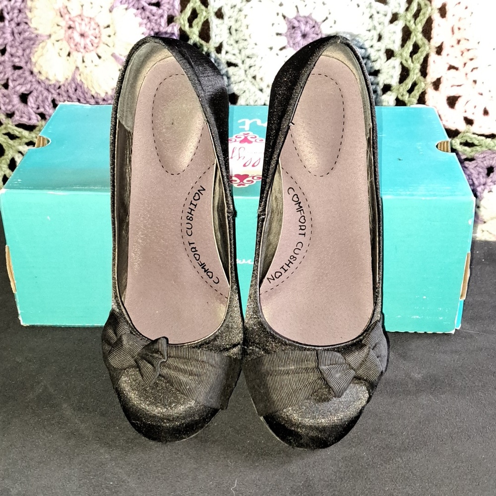 Jellypop Black Mid Heel Pumps with Bow Accent - Picture 2 of 4